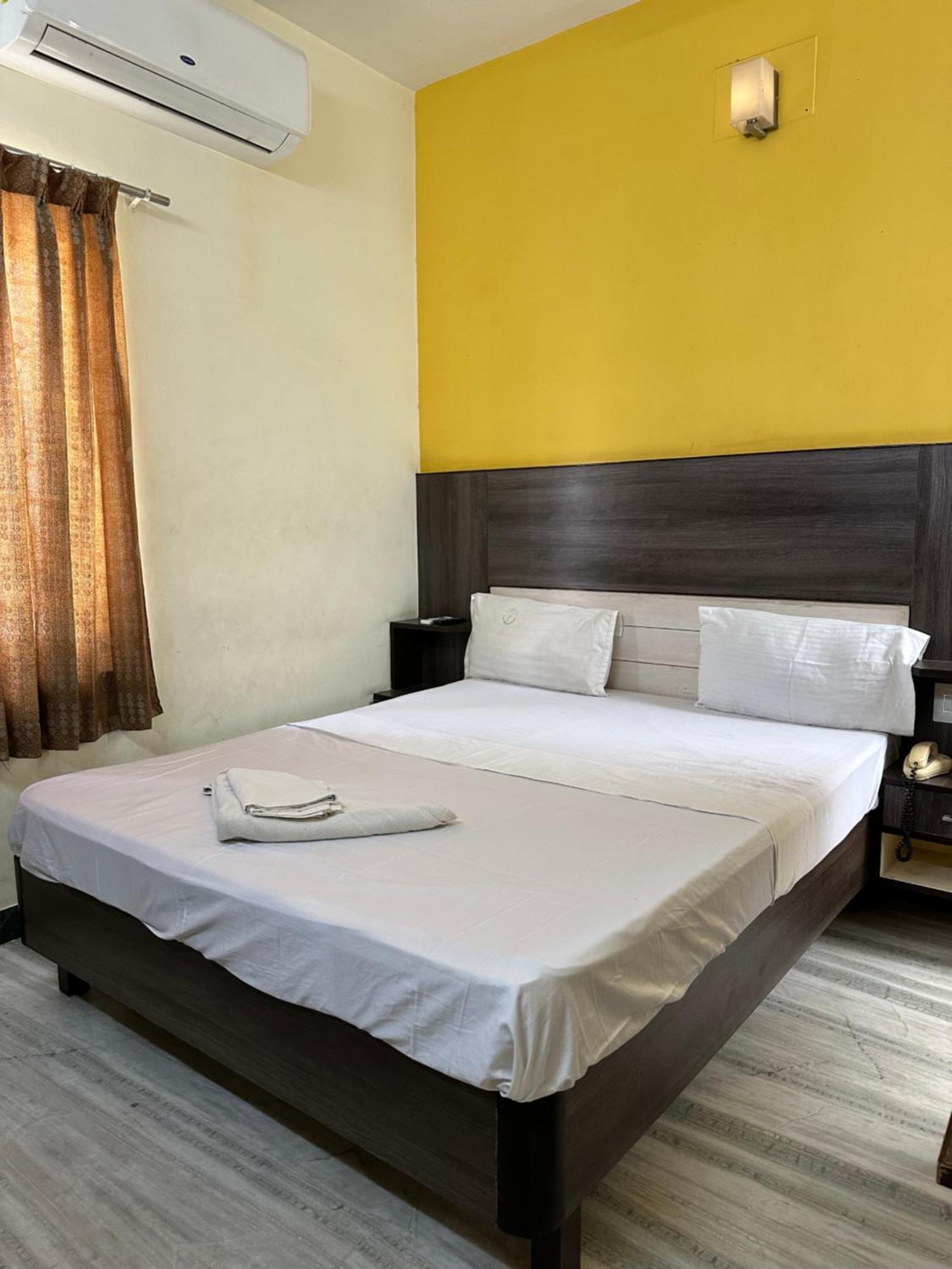 Hotel Priya Towers Nāmakkal Екстериор снимка